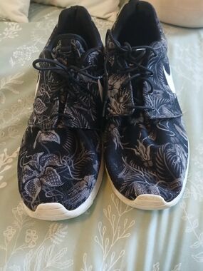 Nike Men's Black and White Floral-Print Sneakers